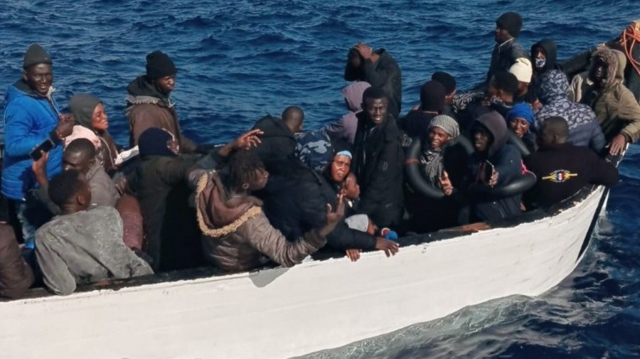 Mais de 280 emigrantes chegaram neste sábado a Canárias