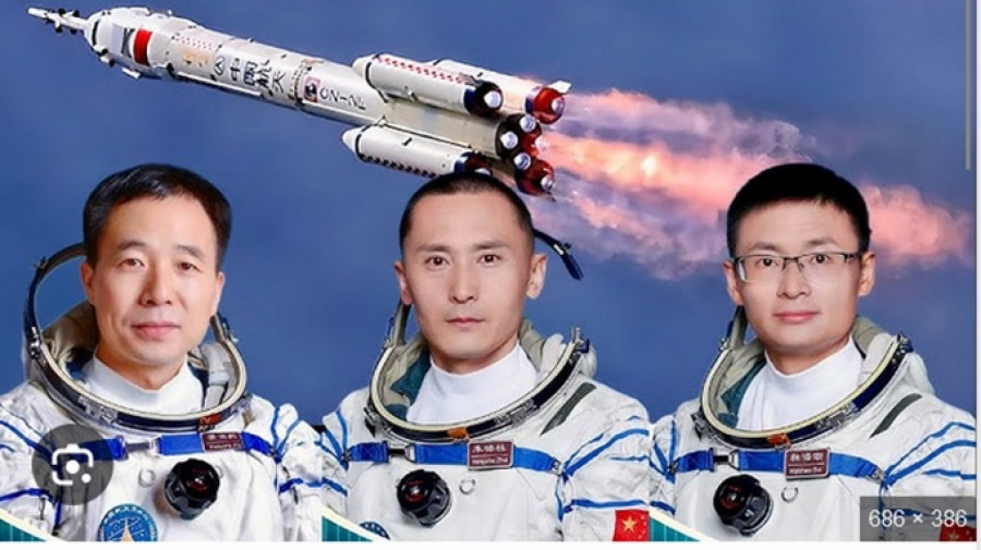 Nave tripulada chinesa acopla-se à estação espacial