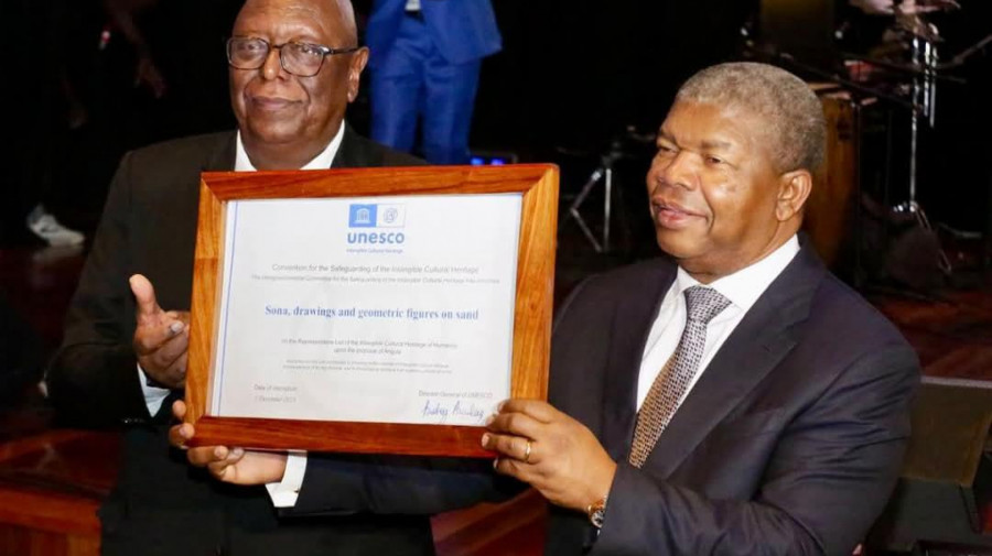 João Lourenço (à dir.) recebe certificado da classificação dos Sona