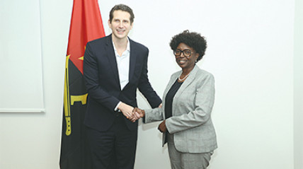 Ministra da saúde e representante da EMS em Angola - undefined