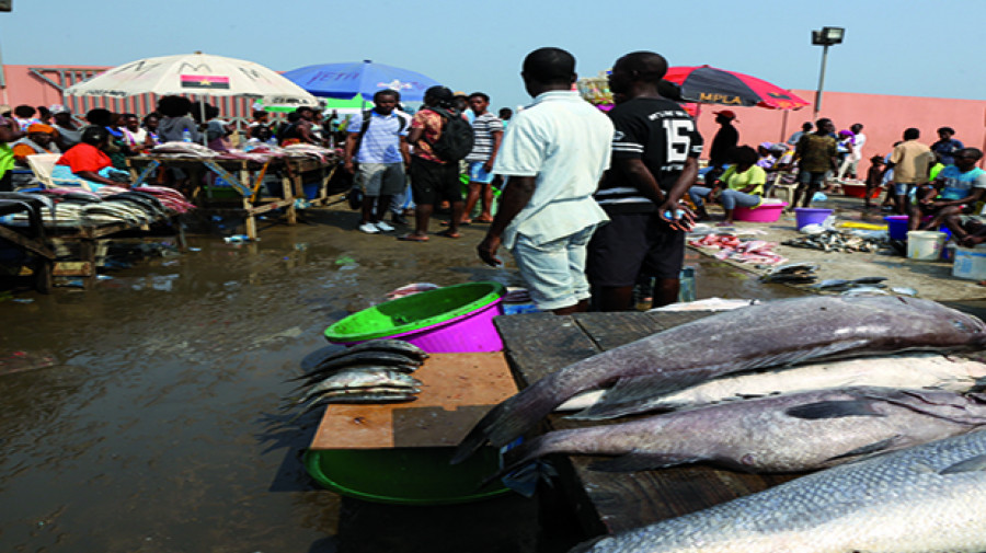 Mercado de comercialização de pescado da Mabunda, em Luanda