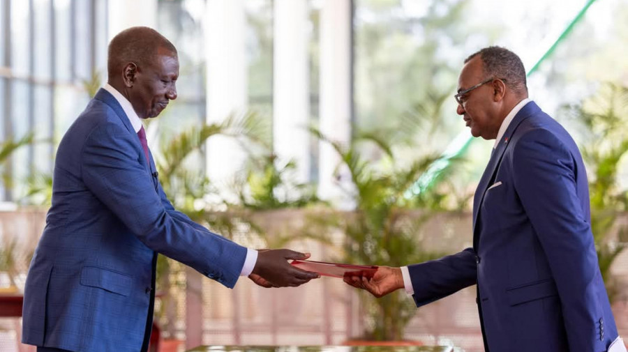 Embaixador M&aacute;rio Constantino (dir.) entrega Cartas ao Presidente do Kenya