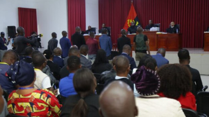 Tribunal Provincial do Huambo em sessão de julgamento - Edições Novembro