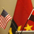 Bandeiras de Angola e dos Estados Unidos da Am&eacute;rica (EUA)
