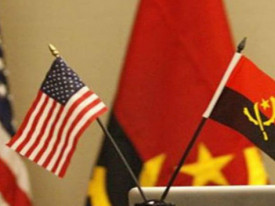Bandeiras de Angola e dos Estados Unidos da Am&eacute;rica (EUA) - DR