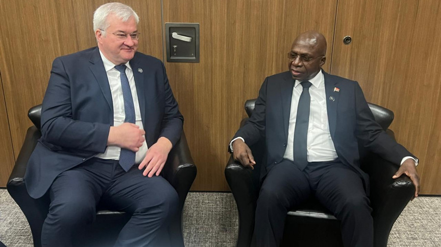Ministros das Relações Exteriores de Angola e da Ucrânia (esq.) na Turquia