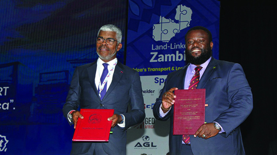 Ministros dos Transportes de Angola (esq.) e da Zâmbia