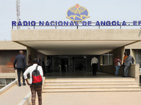 Parte frontal do edif&iacute;cio sede da R&aacute;dio Nacional de Angola (RNA) - Edi&ccedil;&otilde;es Novembro