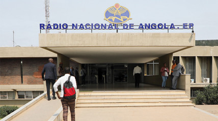 Parte frontal do edifício sede da Rádio Nacional de Angola (RNA) - Edições Novembro