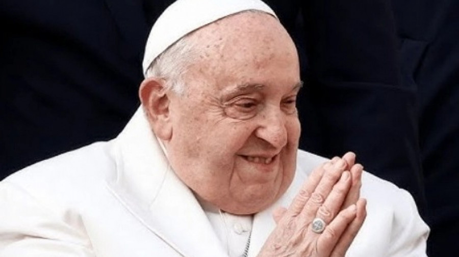 Papa Francisco faz visita surpresa a basílica em Roma