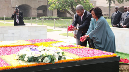 Presidente da República e Primeira-Dama rendem homenagem a Mahatma Gandhi - Edições Novembro