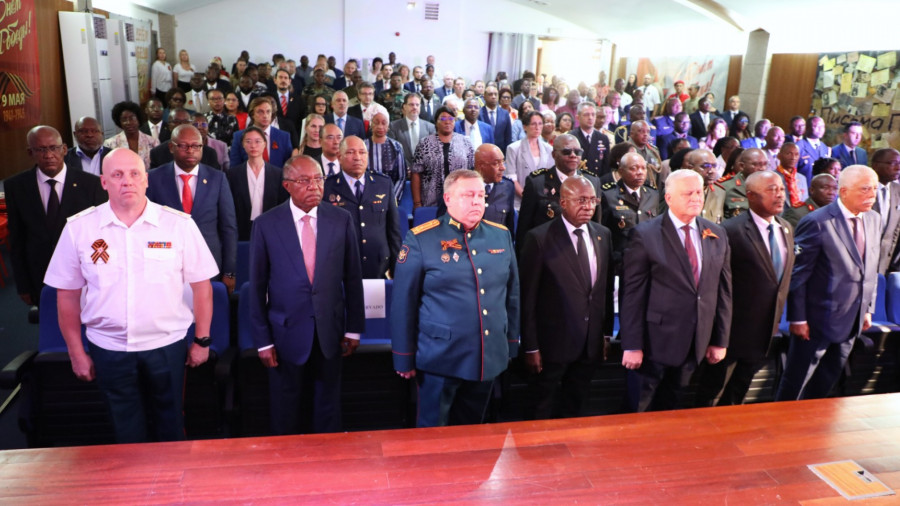 Ministro Téte António (4º a esq.) participa no 80º aniversário da segunda guerra mundial