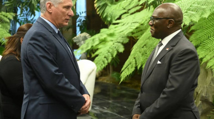 Presidente de Cuba, Miguel Diaz-Canel Bermudez, (esq.) acreditou embaixador de Angola - Cedida