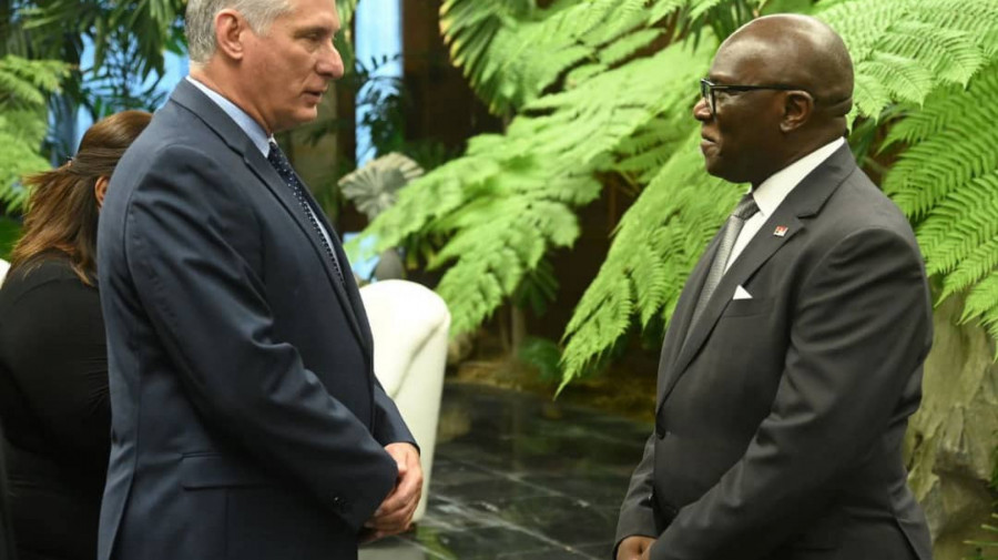 Presidente de Cuba, Miguel Diaz-Canel Bermudez, (esq.) acreditou embaixador de Angola