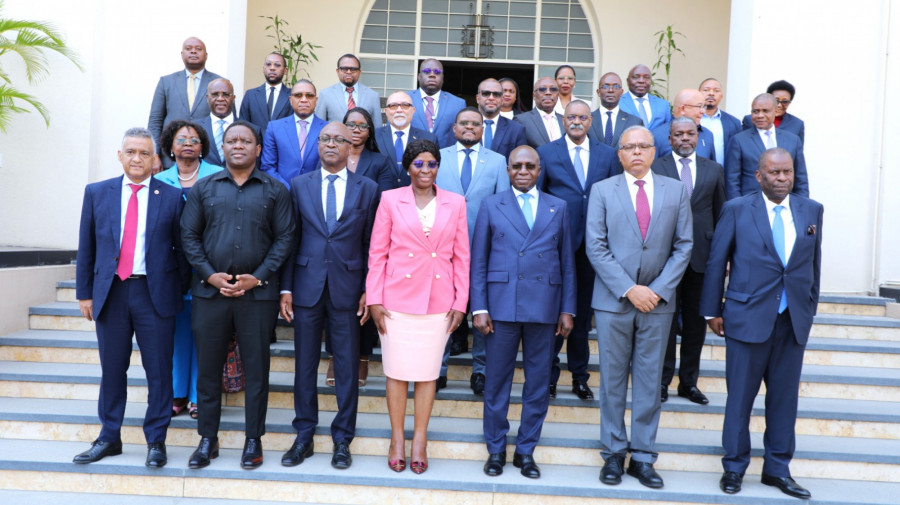 Membros das delegações de Angola e de Moçambique que se reuniram em Luanda