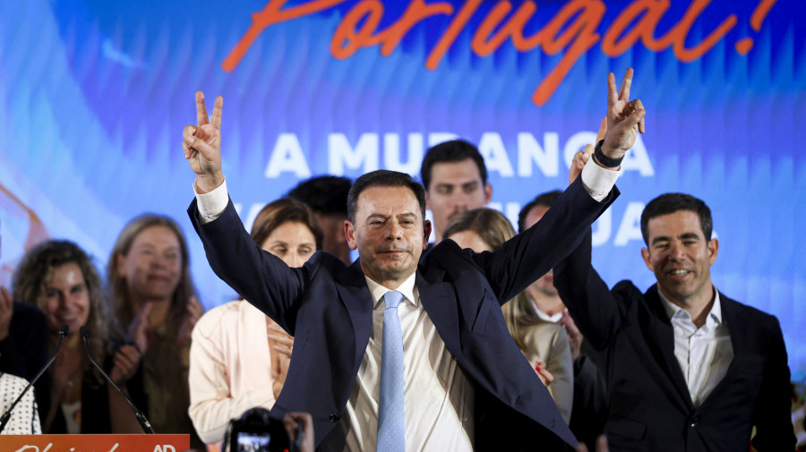Líder da coligação AD e actual primeiro-ministro, Luís Montenegro, celebra a vitória nas legislativas em Portugal