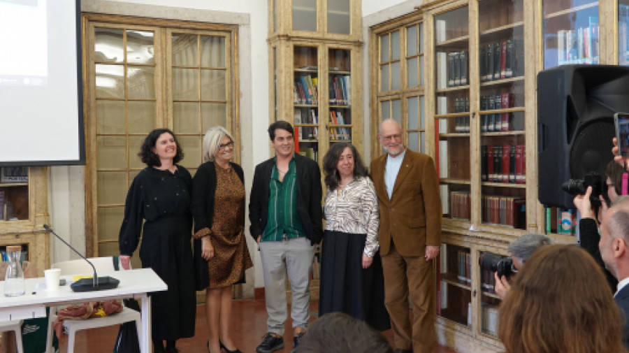 Angolano Cláudio da Silva (centro) vence Prémio de Revelação Literária UCCLA-CMLisboa