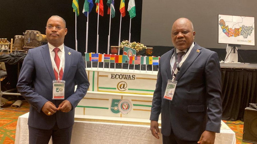 Embaixador de Angola na Nigéria, José Bamoquina Zau, (dir.) na cerimónia da CEDEAO