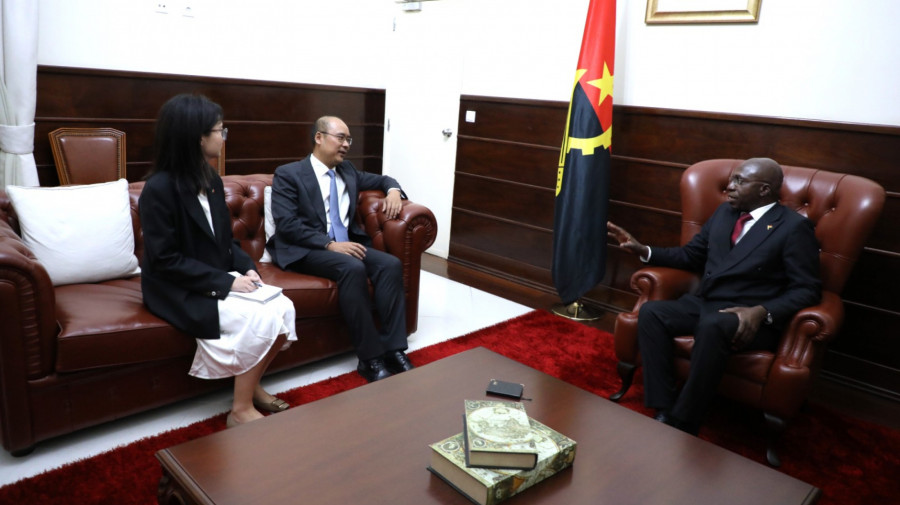 Encontro entre Téte António e embaixador chinês em Angola