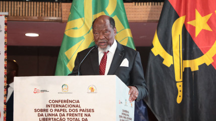 Antigo Presidente de Moçambique, Joaquim Chissano, na Conferência Internacional sobre Linha da Frente - Edições Novembro