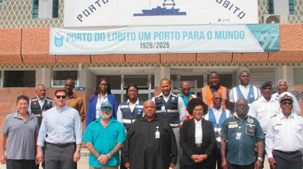 Membros da Guarda Costeira dos EUA no Porto Lobito - DR