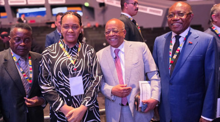Vice-Presidente do MPLA, Mara Quiosa, (2ª esq.) participa na semana de boa governança da Fundação Mo Ibrahim - Jornal EME