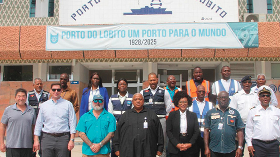 Membros da Guarda Costeira dos EUA no Porto Lobito
