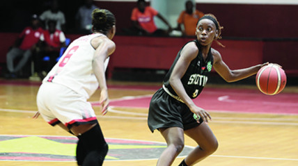 Jogadoras do Sporting de Luanda e do 1º de Agosto em pleno jogo da Liga Azule - Edições Novembro