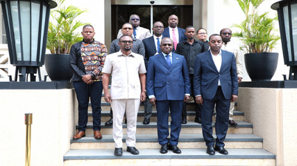SG da UPJ (à esq.) em Luanda - Edições Novembro