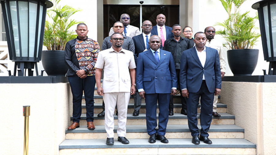 SG da UPJ (à esq.) em Luanda
