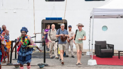 Turistas estrangeiros em Luanda - Edições Novembro