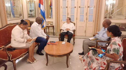 Embaixador angolano (á esq.) recebido pelo ministro cubano das relações Exteriores - MIREX