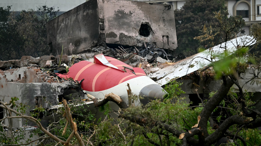 Destroços do avião que se despenhou numa área residencial da Índia