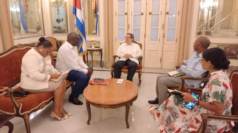 Embaixador angolano (&aacute; esq.) recebido pelo ministro cubano das rela&ccedil;&otilde;es Exteriores