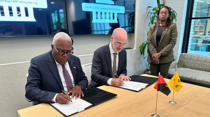 PCA da Sonangol (esq.) e o vice-presidente do MIT assinam os acordos - Cedida