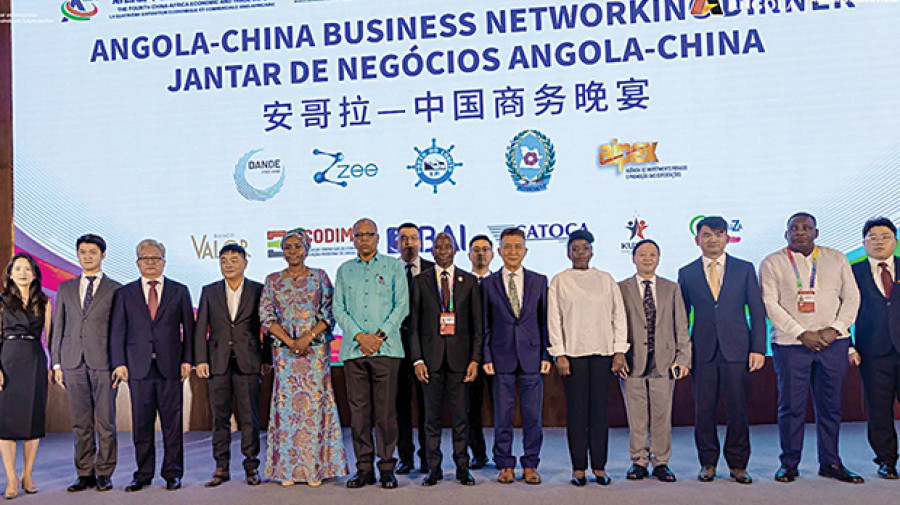 Participantes na Exposição CAETE 2025 na China
