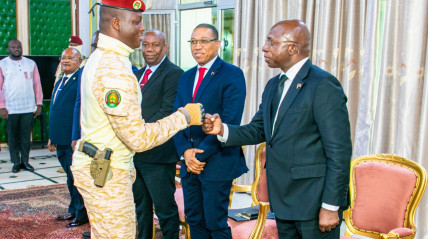 Ministro Téte António (à dir.) no Burkina Faso - MIREX