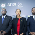 A subscritora sénior da instituição do Seguro Africano de Desenvolvimento do Comércio e do Investimento (ATIDI), Annabellelle Buzingo (centro)
