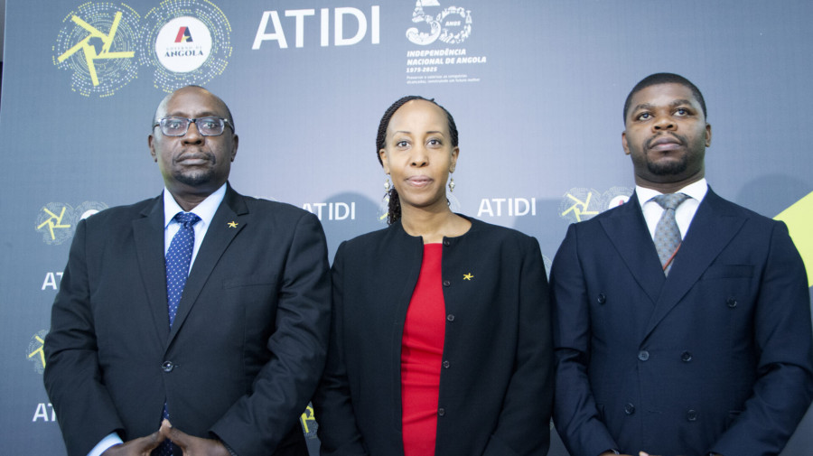 A subscritora sénior da instituição do Seguro Africano de Desenvolvimento do Comércio e do Investimento (ATIDI), Annabellelle Buzingo (centro)