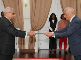 Embaixador Agostinho Tavares (à dir.) acreditado em Cabo Verde - MIREX