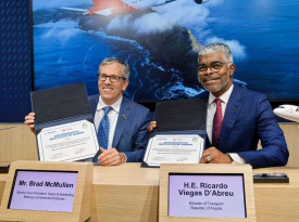 Ministro dos Transportes, Ricardo D'Abreu assina memorando com a Boeing - MINTRANS