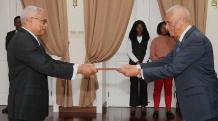 Embaixador Agostinho Tavares (à dir.) acreditado em Cabo Verde - MIREX