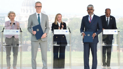 Angola assina acordos - Edições Novembro