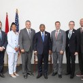 Presidente João Lourenço (centro) recebe delegação norte-americana