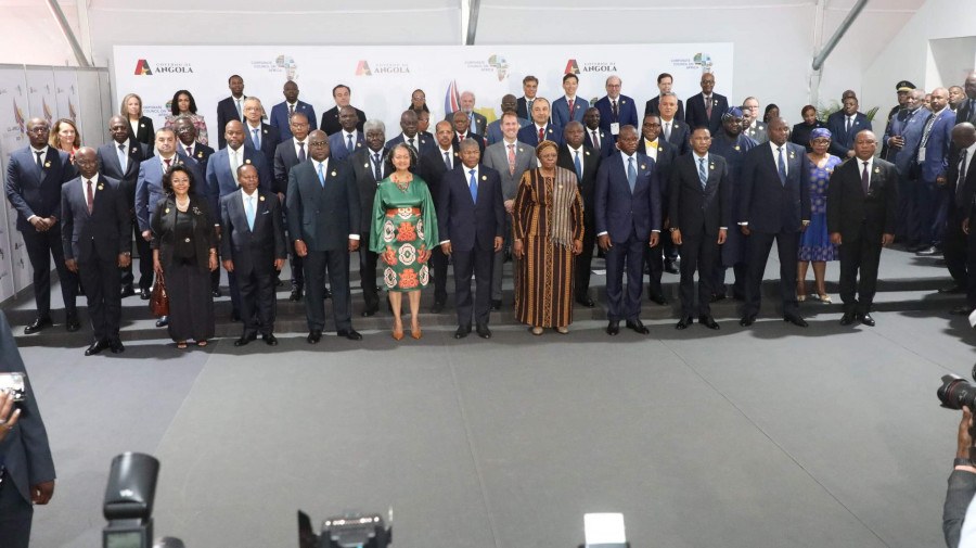 Os principais líderes de África e dos EUA na "foto de família", no início da Cimeira de Negócios EUA-África