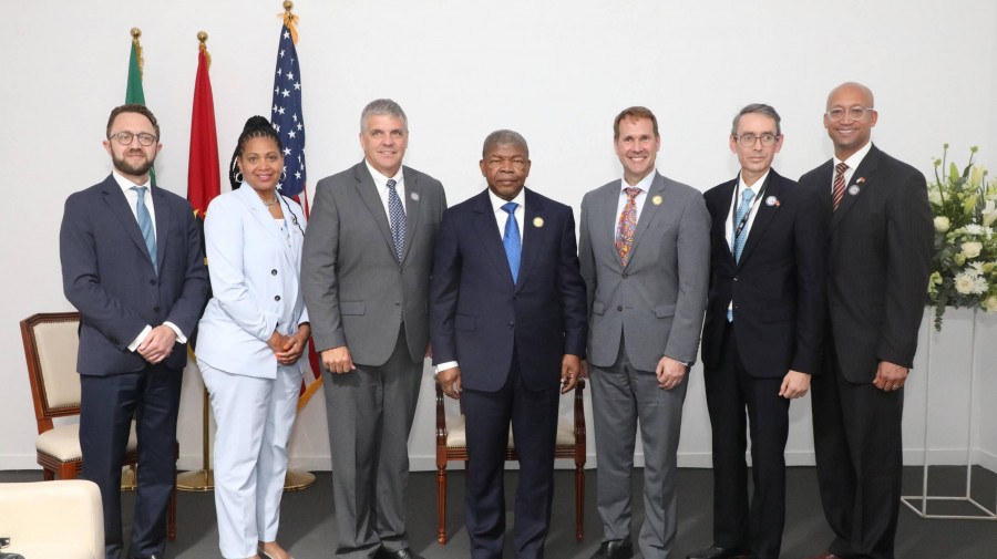 Presidente João Lourenço (centro) recebe delegação norte-americana