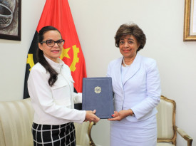 Embaixadora da Venezuela (esq.) entrega mensagem a secretária de Estado das Relações Exteriores - MIREX