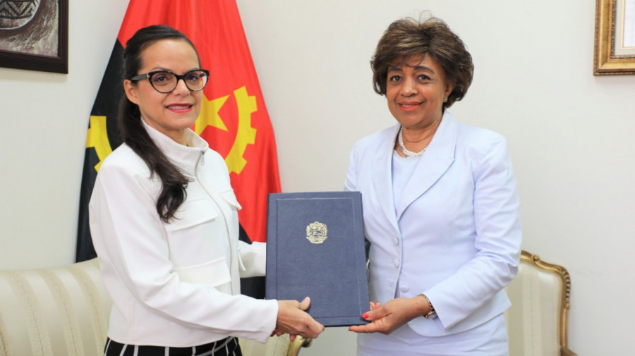 Embaixadora da Venezuela (esq.) entrega mensagem a secretária de Estado das Relações Exteriores