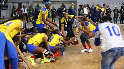Jogadoras do Petro de Luanda festejam conquista do título - Edições Novembro