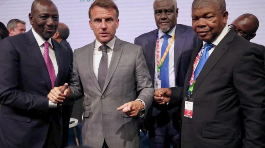 Presidente da Rep&uacute;blica (dir.) interage com os Presidentes do Kenya (esq) e de Fran&ccedil;a (2&ordm; esq)